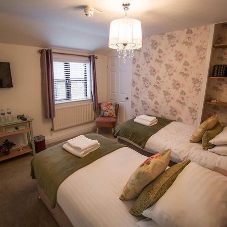 Royal George Hotel Great Easton  Екстериор снимка
