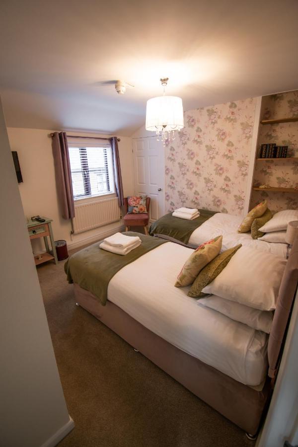 Royal George Hotel Great Easton  Екстериор снимка