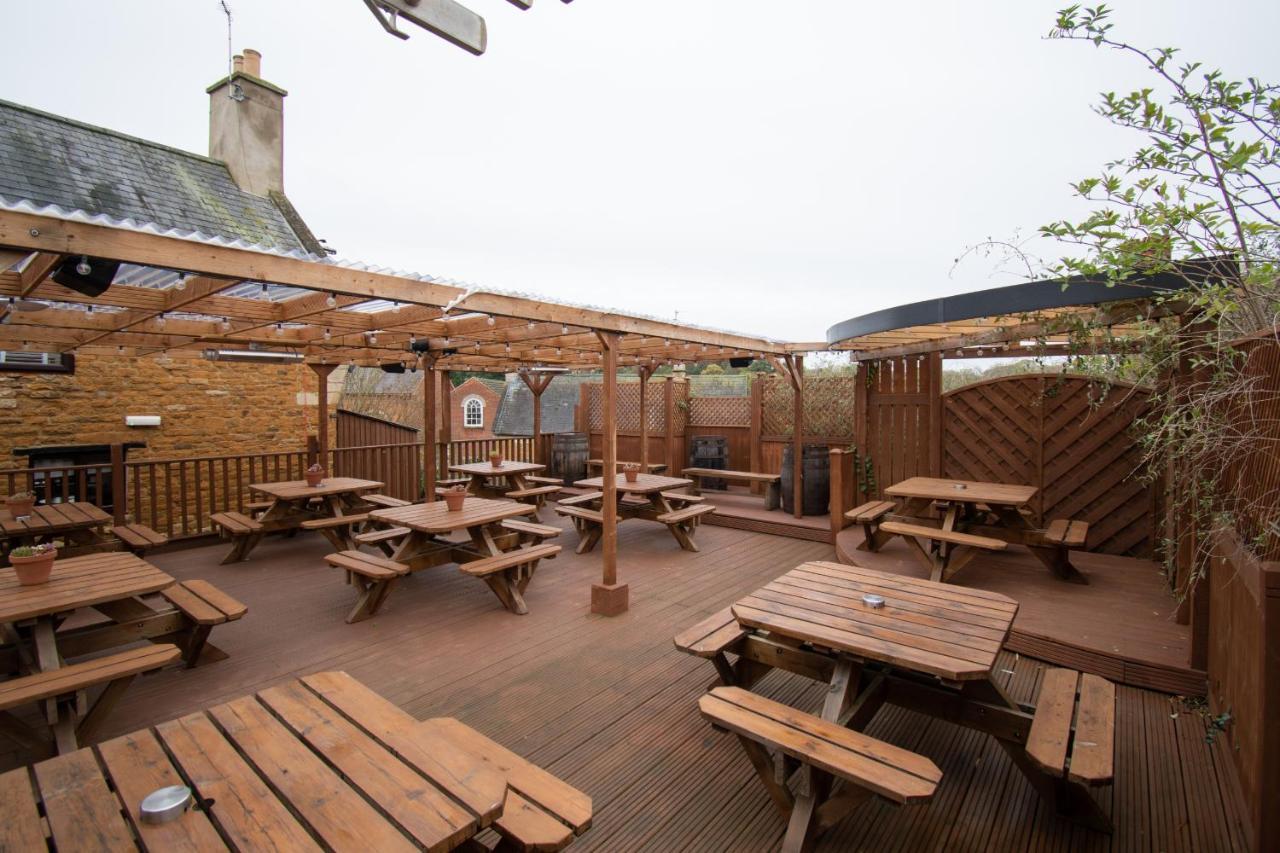 Royal George Hotel Great Easton  Екстериор снимка