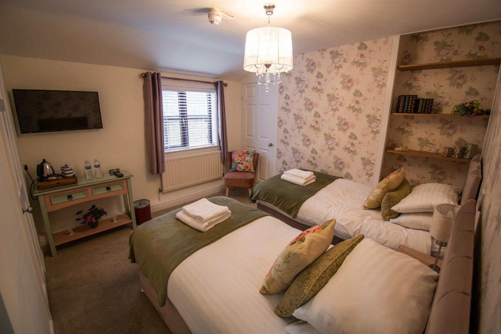 Royal George Hotel Great Easton  Екстериор снимка