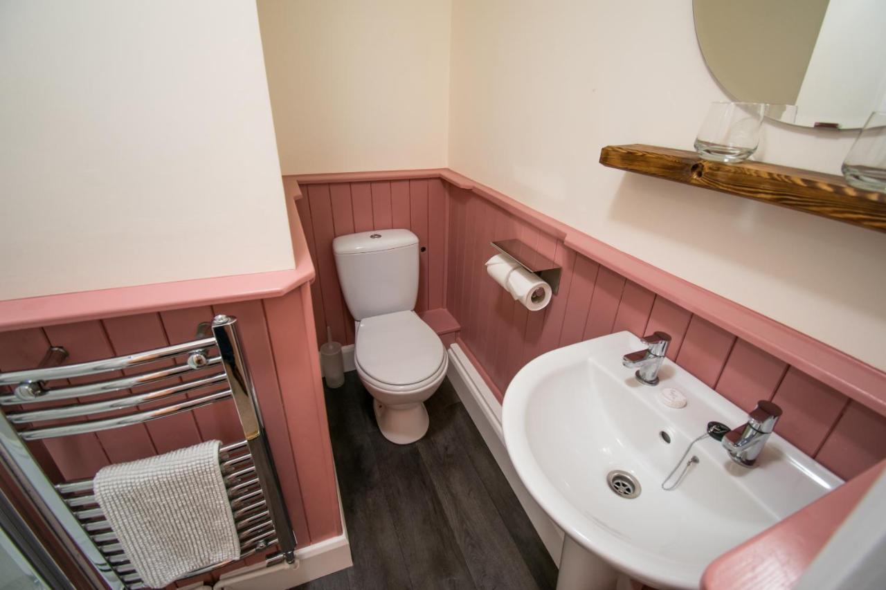 Royal George Hotel Great Easton  Екстериор снимка