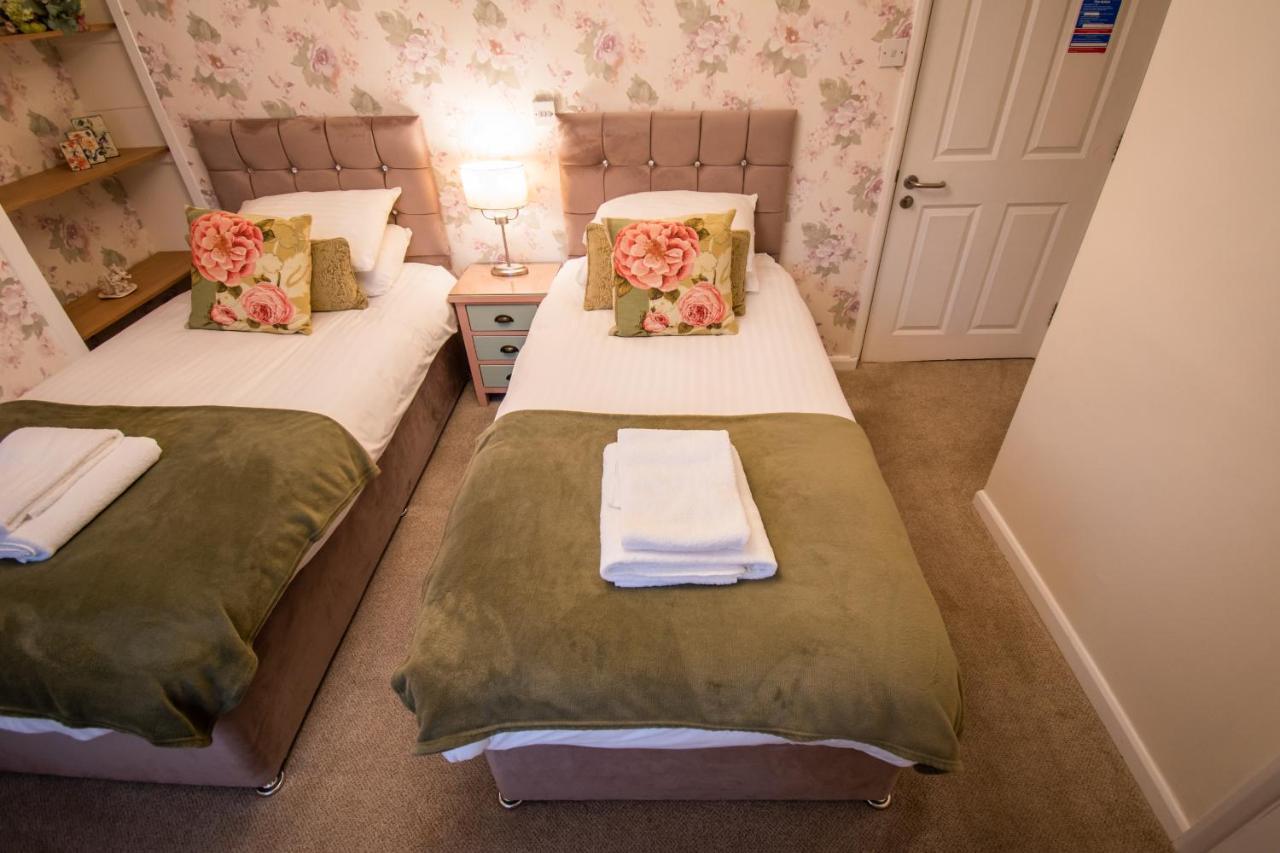 Royal George Hotel Great Easton  Екстериор снимка