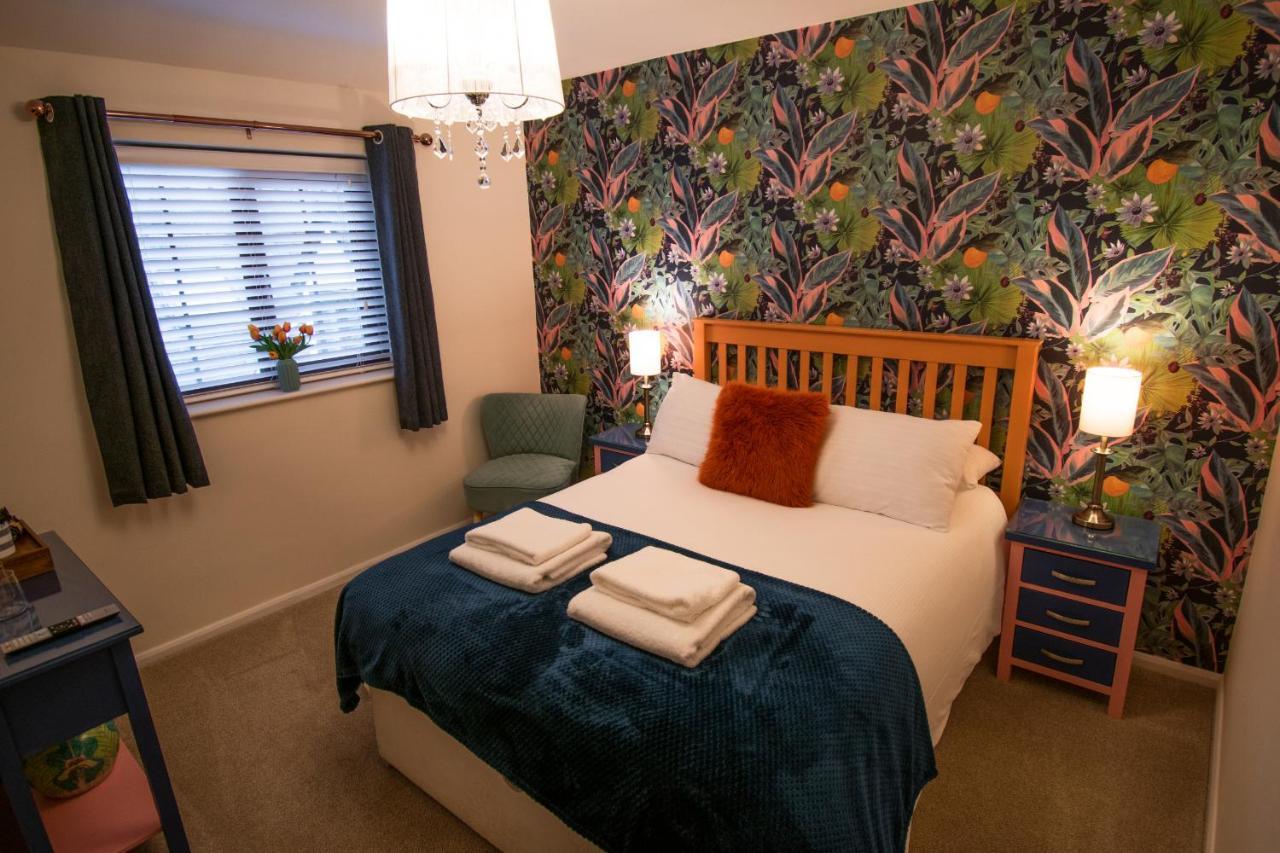 Royal George Hotel Great Easton  Екстериор снимка