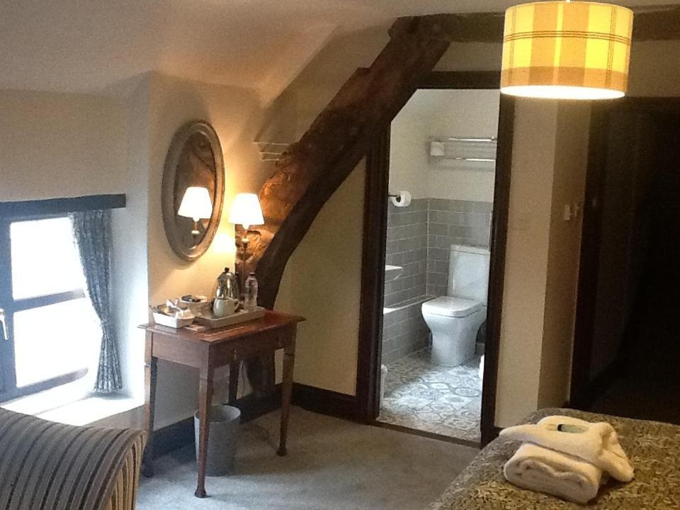 Royal George Hotel Great Easton  Стая снимка