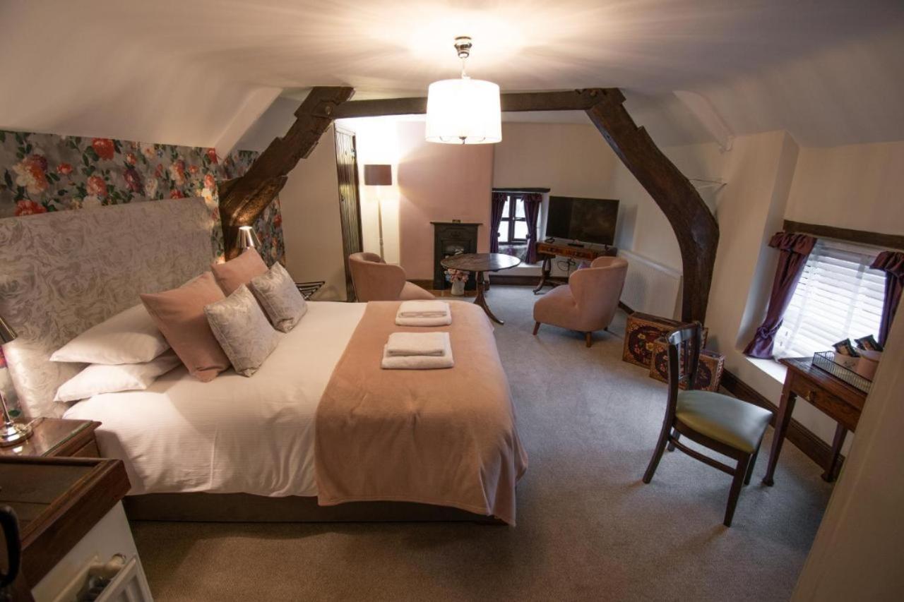 Royal George Hotel Great Easton  Екстериор снимка