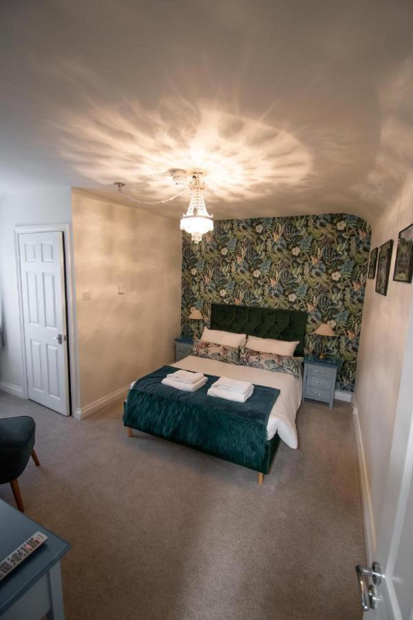 Royal George Hotel Great Easton  Екстериор снимка