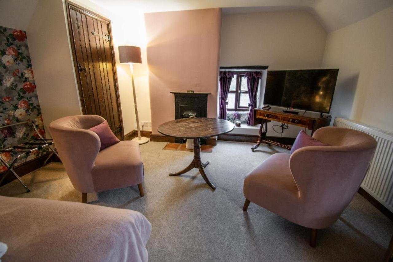 Royal George Hotel Great Easton  Екстериор снимка