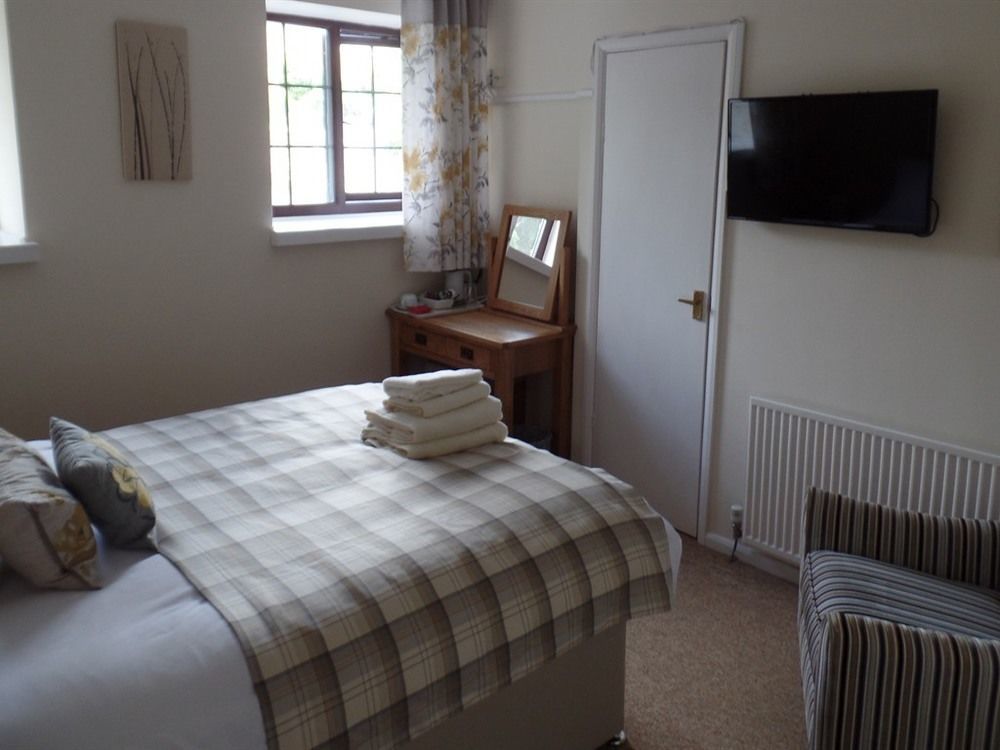 Royal George Hotel Great Easton  Екстериор снимка