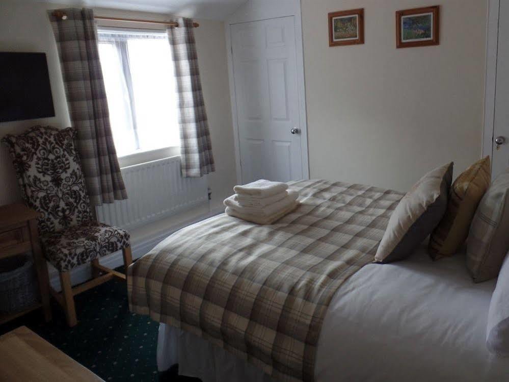 Royal George Hotel Great Easton  Екстериор снимка